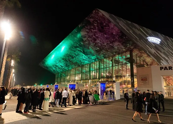 Hotel Ibis Budget Sud Près D'arènes 2*